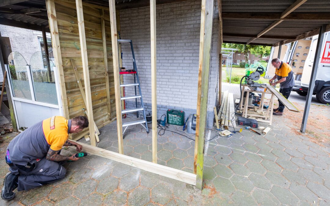 HORNBACHhelpt bouwt stalling voor duofiets van dagbesteding De Biezenrijt