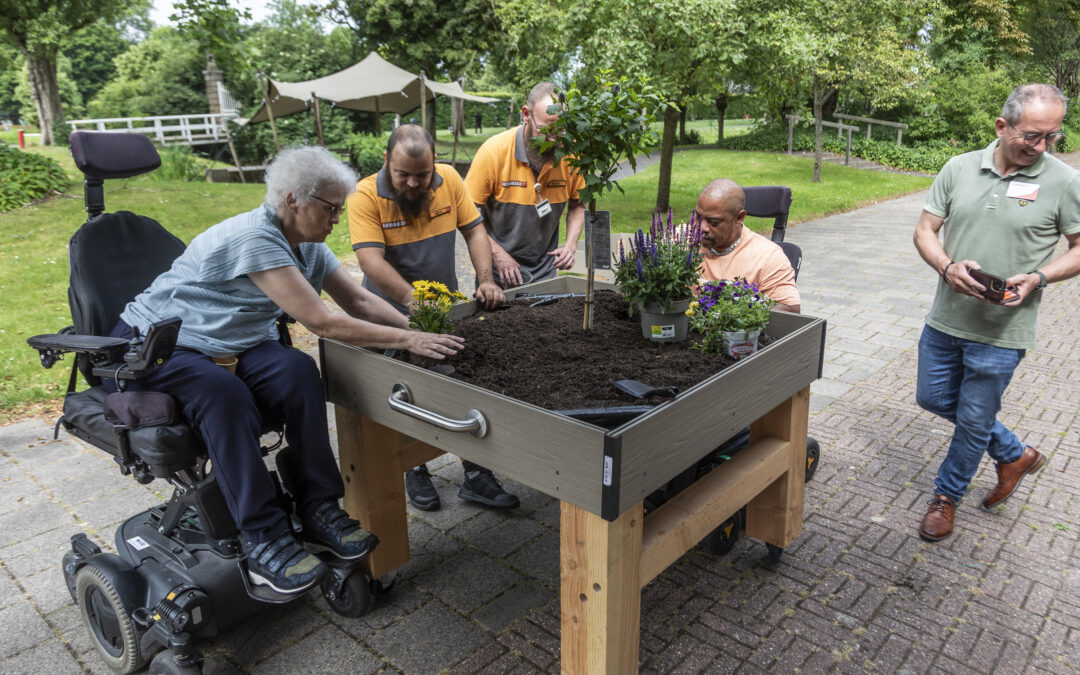 HORNBACHhelpt bouwt moestuinbakken voor dwarslaesiepatiënten Rijndam Revalidatiecentrum