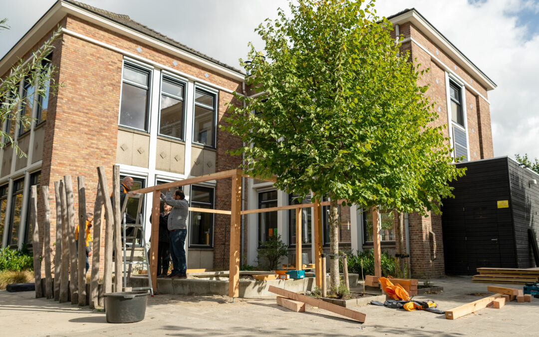 Stichting HORNBACHhelpt realiseert schaduwplekken en een bijzondere bank op Montessori+ Breda