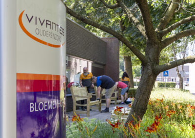 HORNBACHhelpt fleurt Bloemenhof op met banken en bloemen